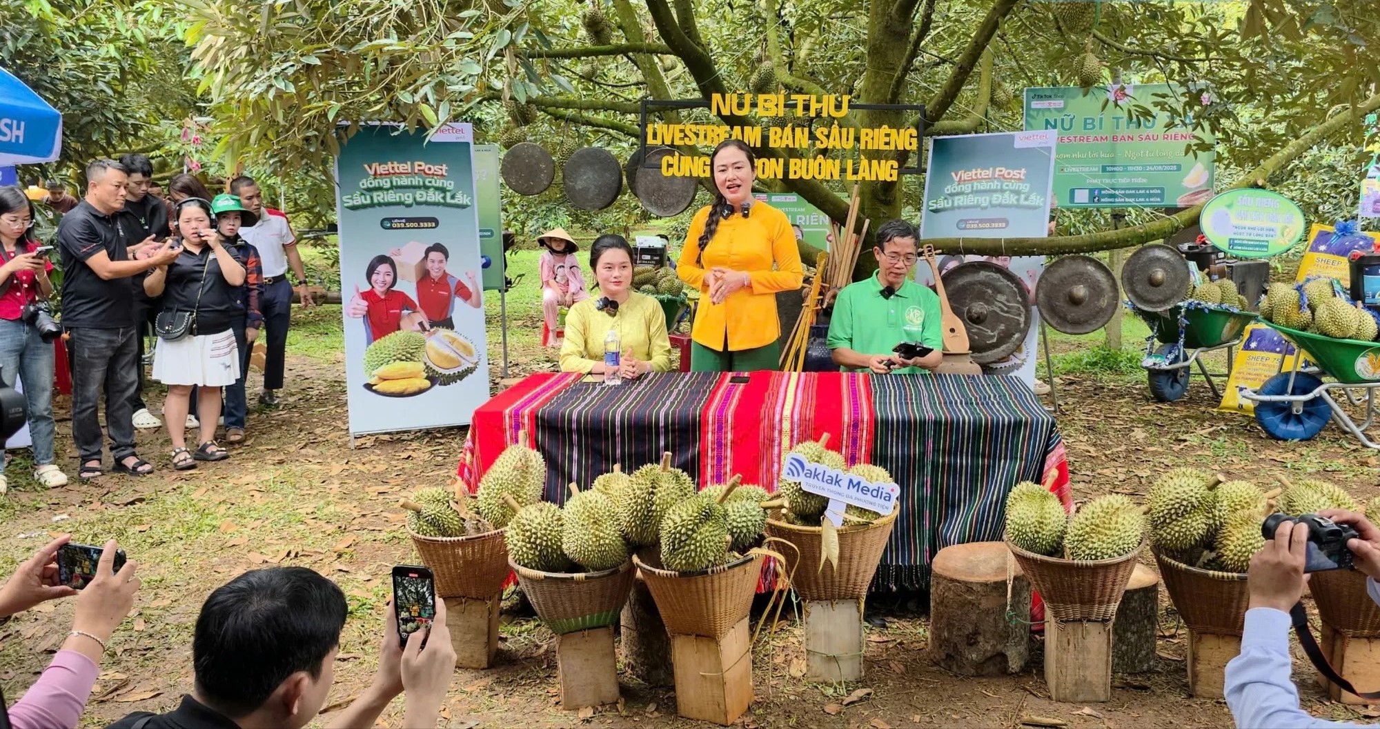 Xã Ea Knuếc khởi động Dự án “Mỗi xã, phường một KOL – Đưa sản vật, cảnh sắc Đắk Lắk lên không gian số” : Nữ Bí thư giúp nông dân bán gần 60 tấn sầu riêng