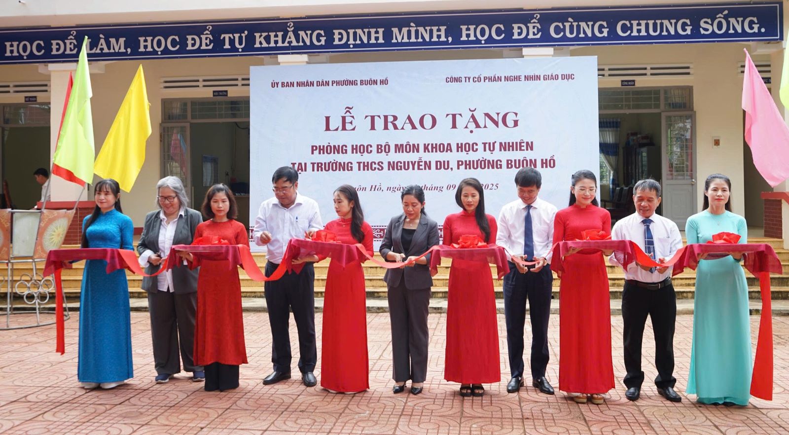 Trao tặng phòng học bộ môn Khoa học tự nhiên cho Trường THCS Nguyễn Du