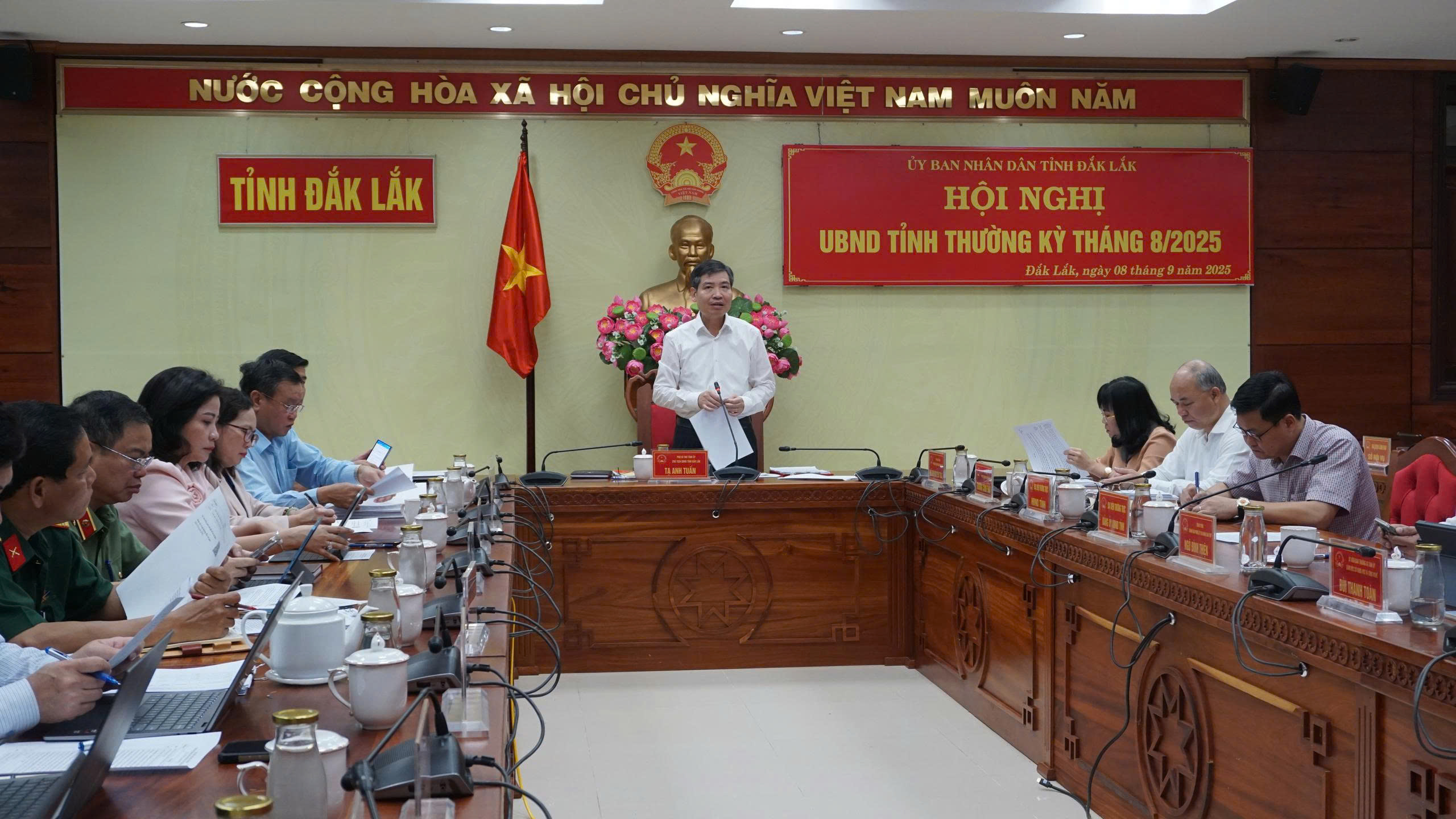 Thành viên UBND tỉnh thông qua nhiều nội dung thuộc thẩm quyền