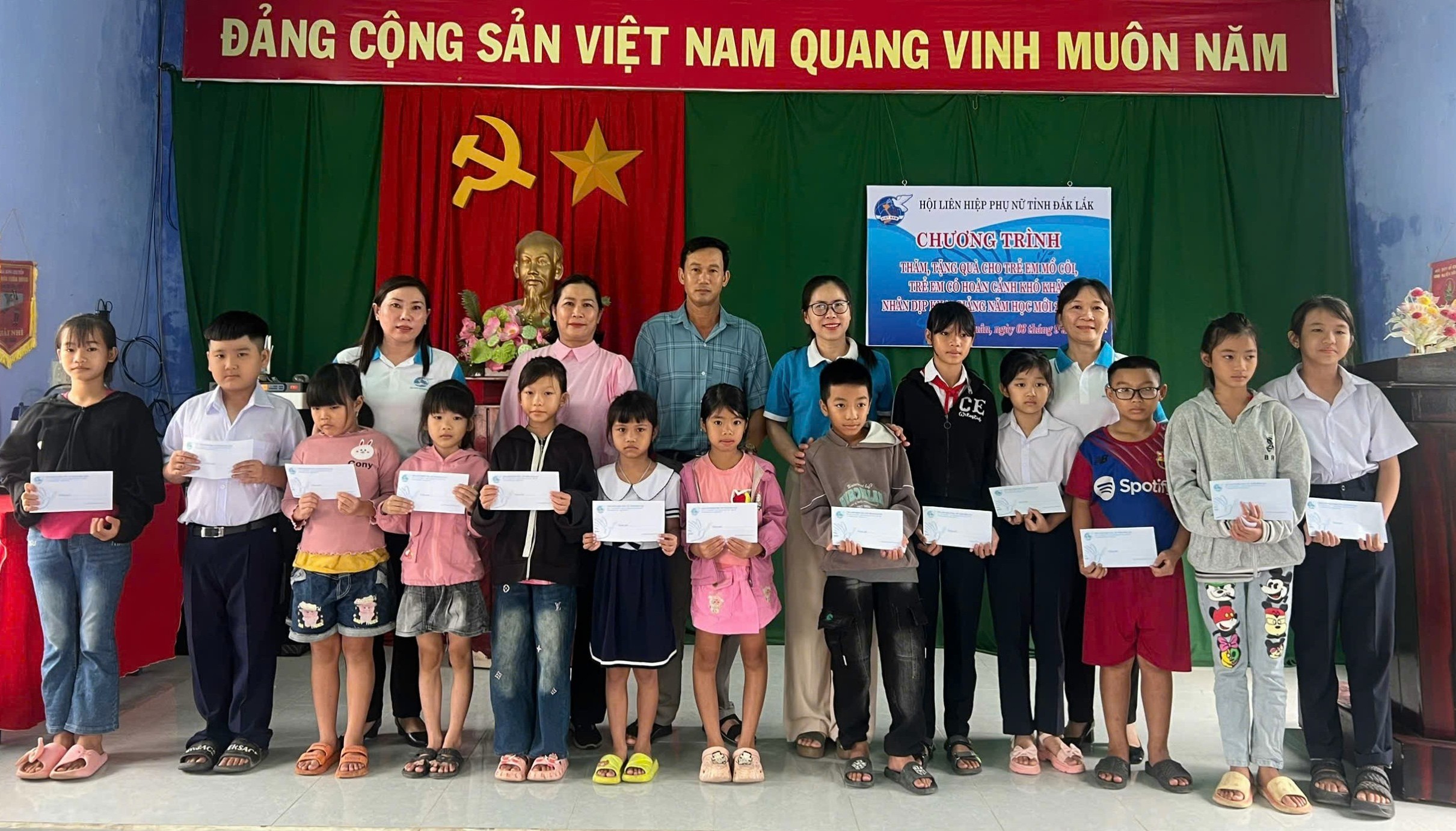 Trao 115 suất quà hỗ trợ trẻ em nghèo nhân dịp năm học mới