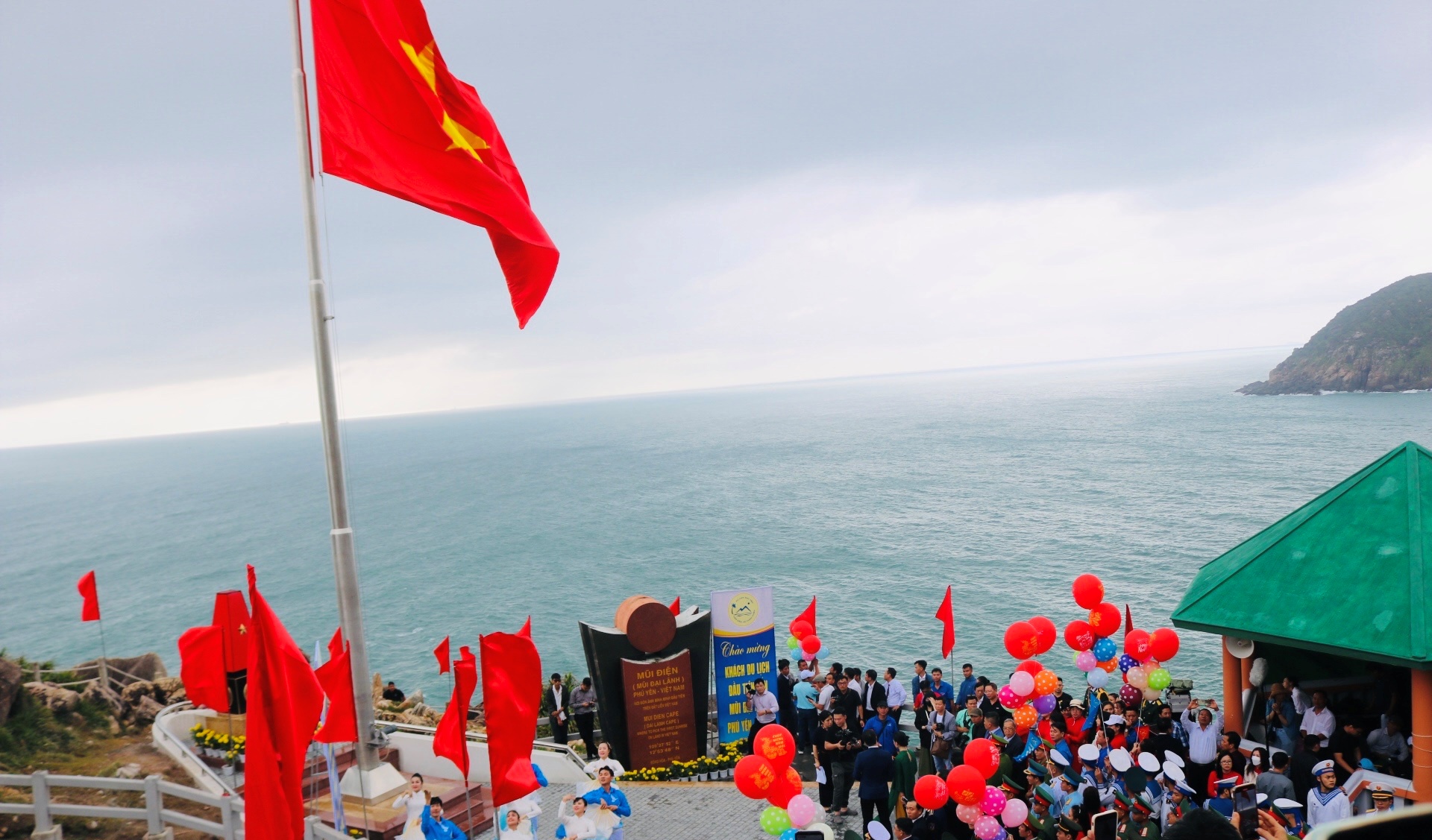 Mũi Điện - Điểm đón bình minh nơi cực Đông Tổ quốc