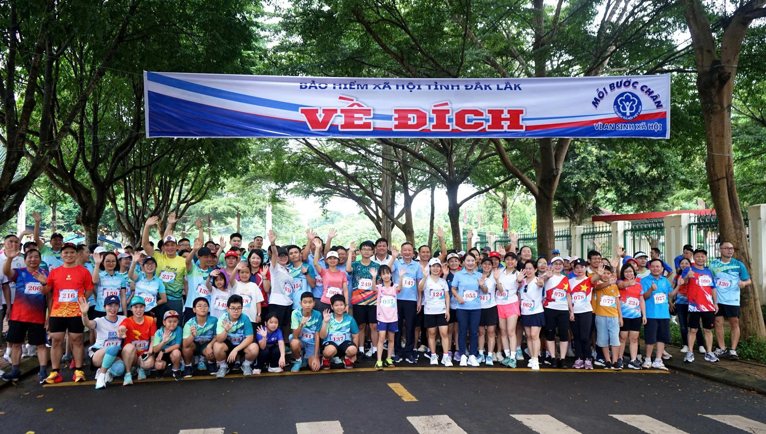 Giải chạy "Mỗi bước chân – Vì an sinh xã hội" tiếp nhận hơn 223 triệu đồng trao tặng thẻ BHYT, sổ BHXH cho người dân có hoàn cảnh khó khăn