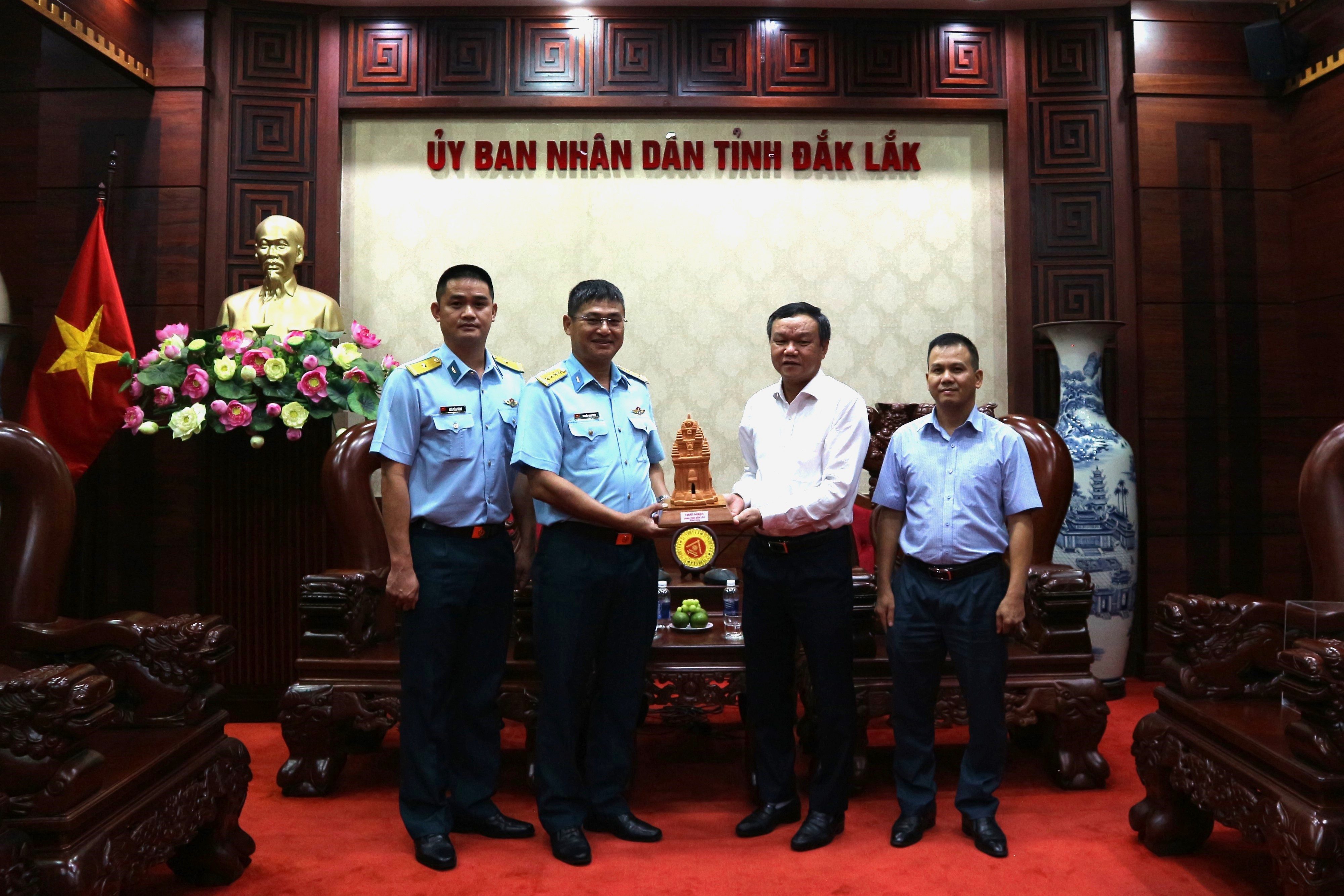 Trung đoàn Không quân 940 chào xã giao UBND tỉnh Đắk Lắk