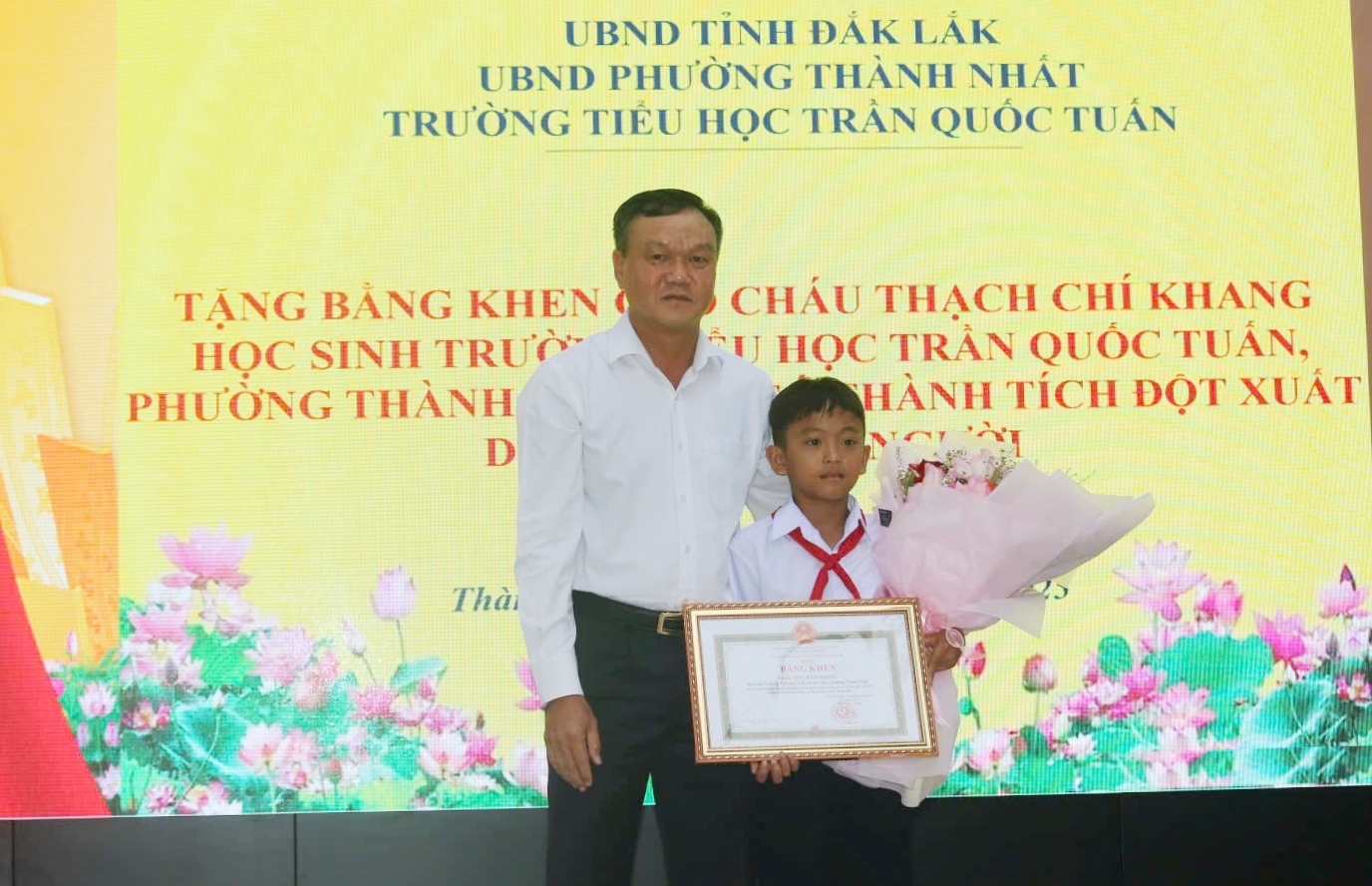 Phó Chủ tịch UBND tỉnh Đào Mỹ trao bằng khen cho cháu Thạch Chí Khang vì có thành tích dũng cảm cứu người