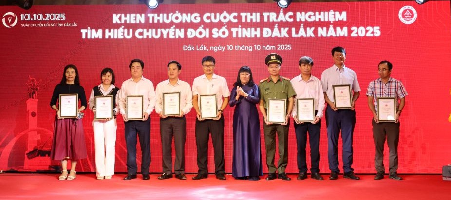 Trao giải Cuộc thi trắc nghiệm tìm hiểu về chuyển đổi số tỉnh Đắk Lắk năm 2025
