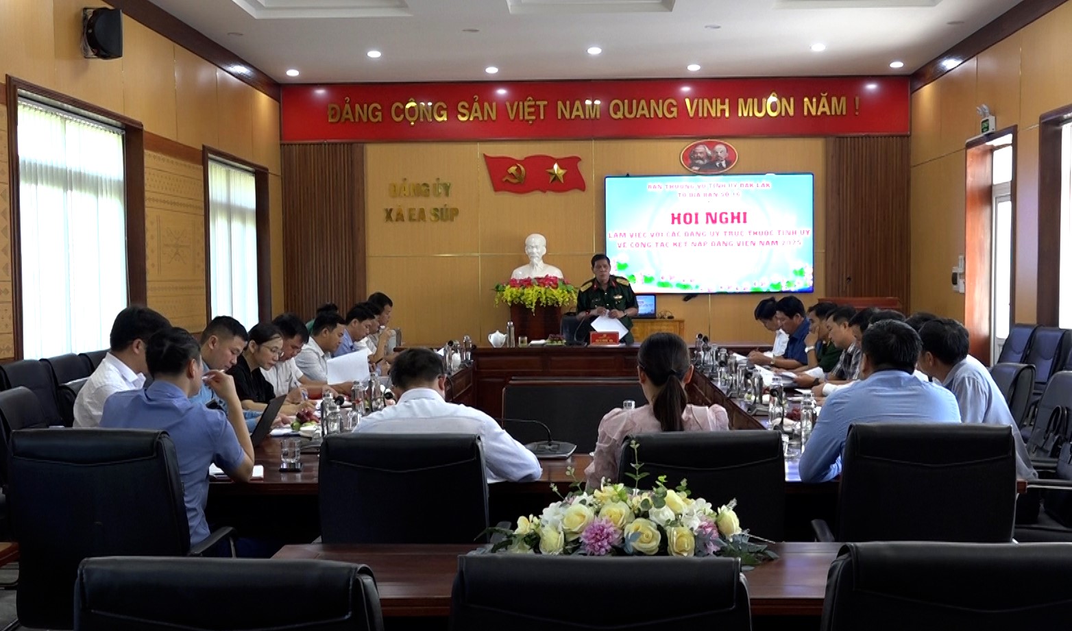 Đoàn công tác của Ban Thường vụ Tỉnh ủy Đắk Lắk làm việc với các xã khu vực biên giới về công tác kết nạp đảng viên