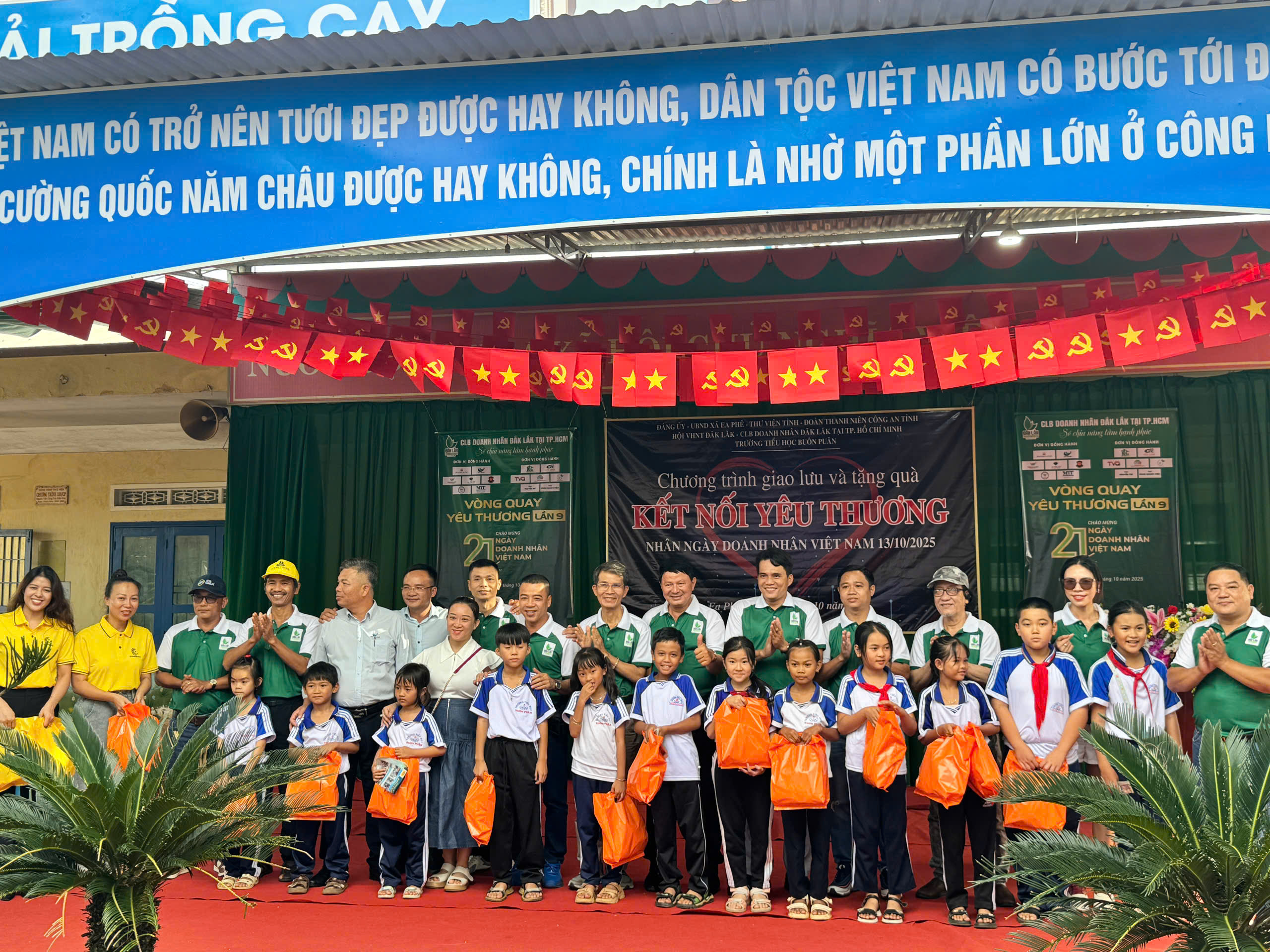 Chương trình “Kết nối yêu thương” trao nhiều phần quà ý nghĩa cho học sinh địa bàn tại xã Ea Phê