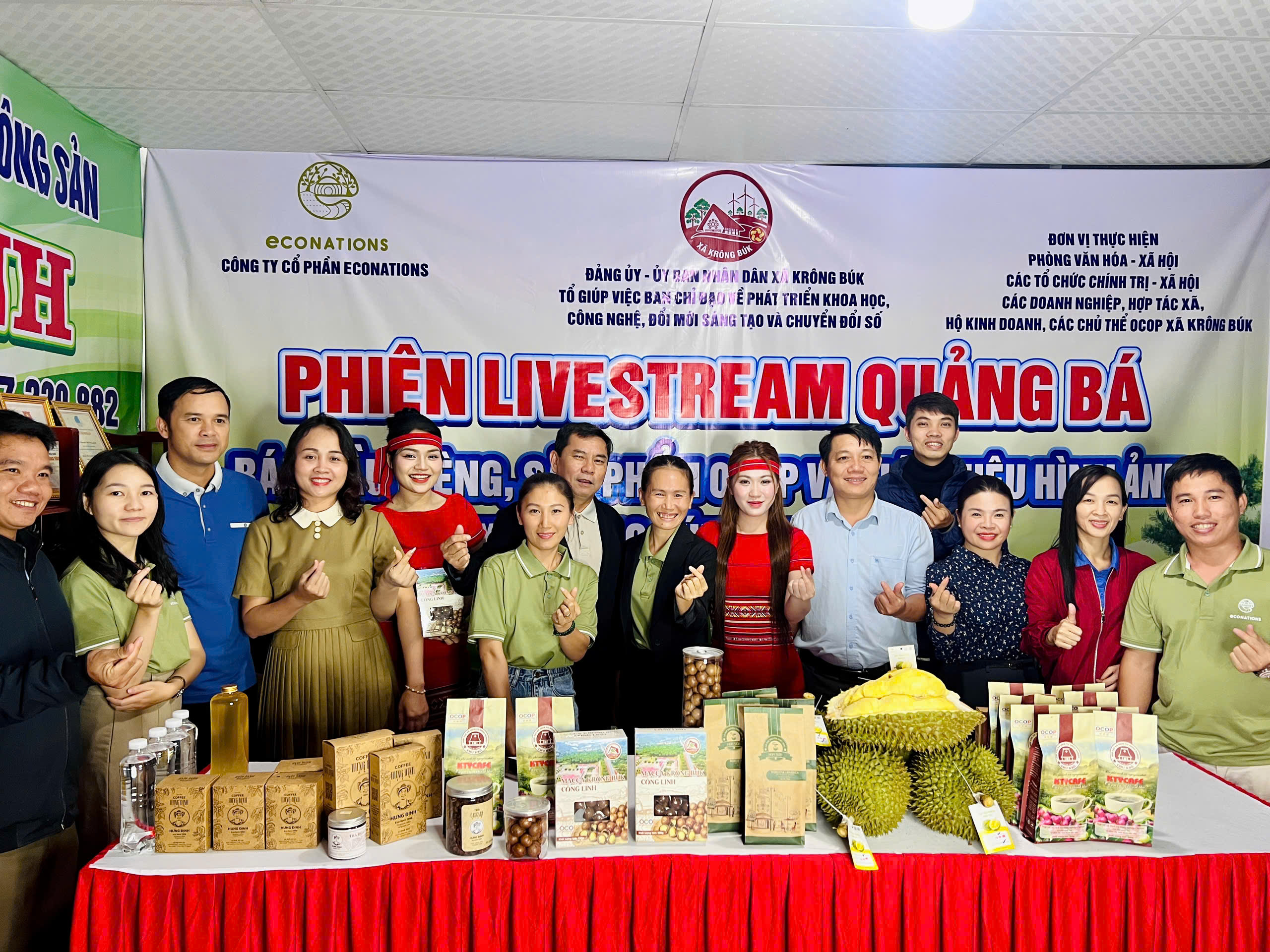 Chủ tịch xã Krông Búk "lên sóng" livestream bán sầu riêng, chốt đơn xuất khẩu mắc ca sang Hồng Kông