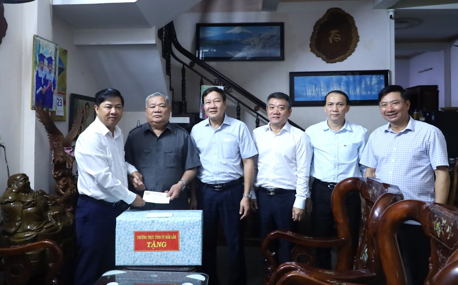 Bí thư Tỉnh ủy Đắk Lắk Lương Nguyễn Minh Triết thăm, tặng quà gia đình chính sách, người có công