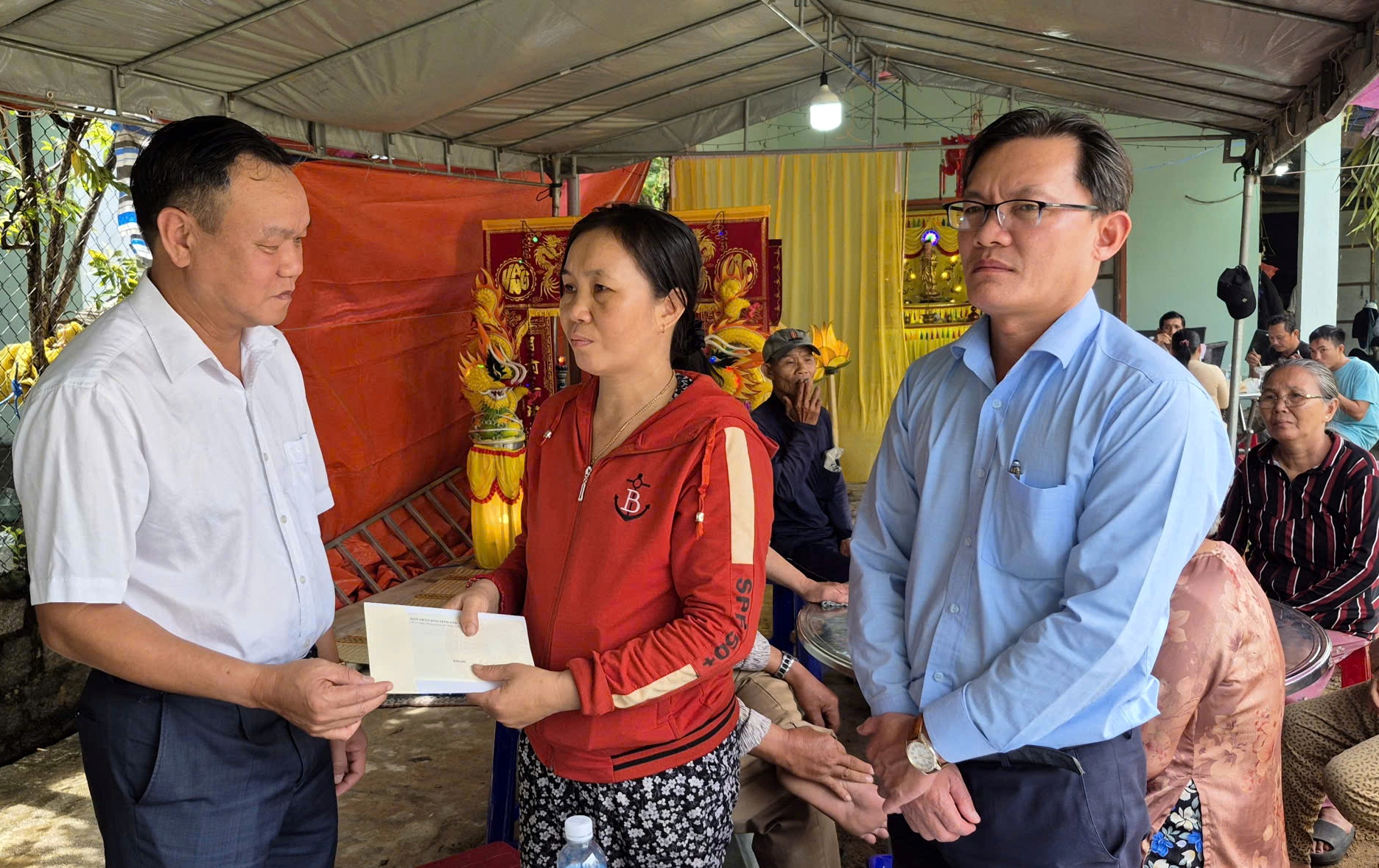 Phó Chủ tịch UBND tỉnh Đào Mỹ thăm, động viên gia đình hai thiếu niên bị đuối nước