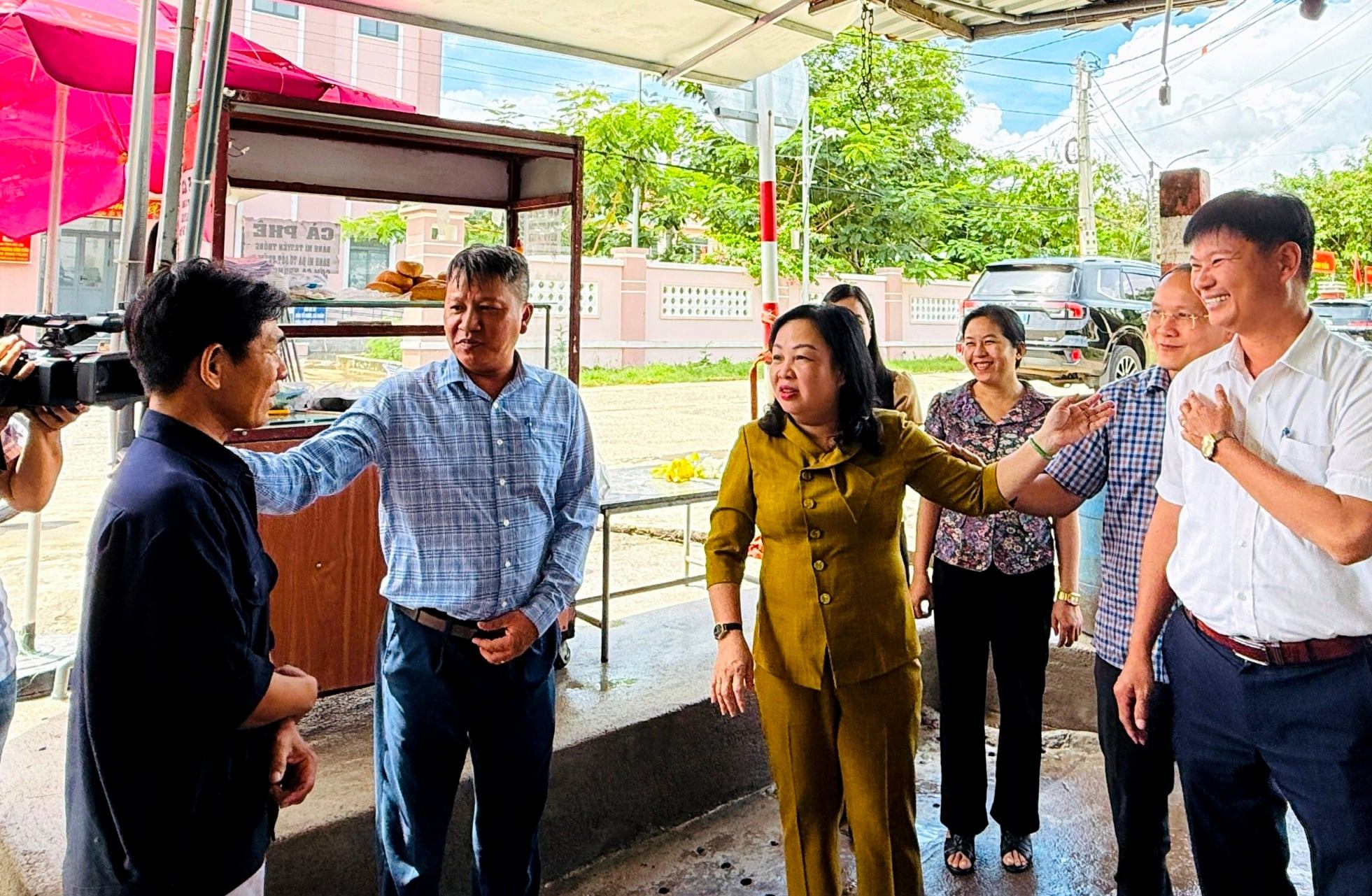 Lãnh đạo tỉnh thăm, động viên người dân vùng ngập lụt phường Bình Kiến