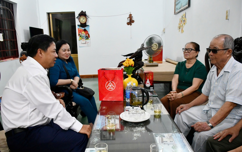 Bí thư Tỉnh ủy Lương Nguyễn Minh Triết thăm, tặng quà gia đình chính sách, người có công tại phường Tuy Hòa