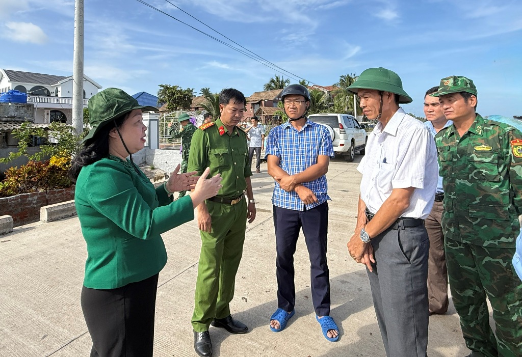 Phó Bí thư Thường trực Tỉnh ủy Cao Thị Hòa An kiểm tra công tác ứng phó bão số 13 tại xã Tuy An Nam