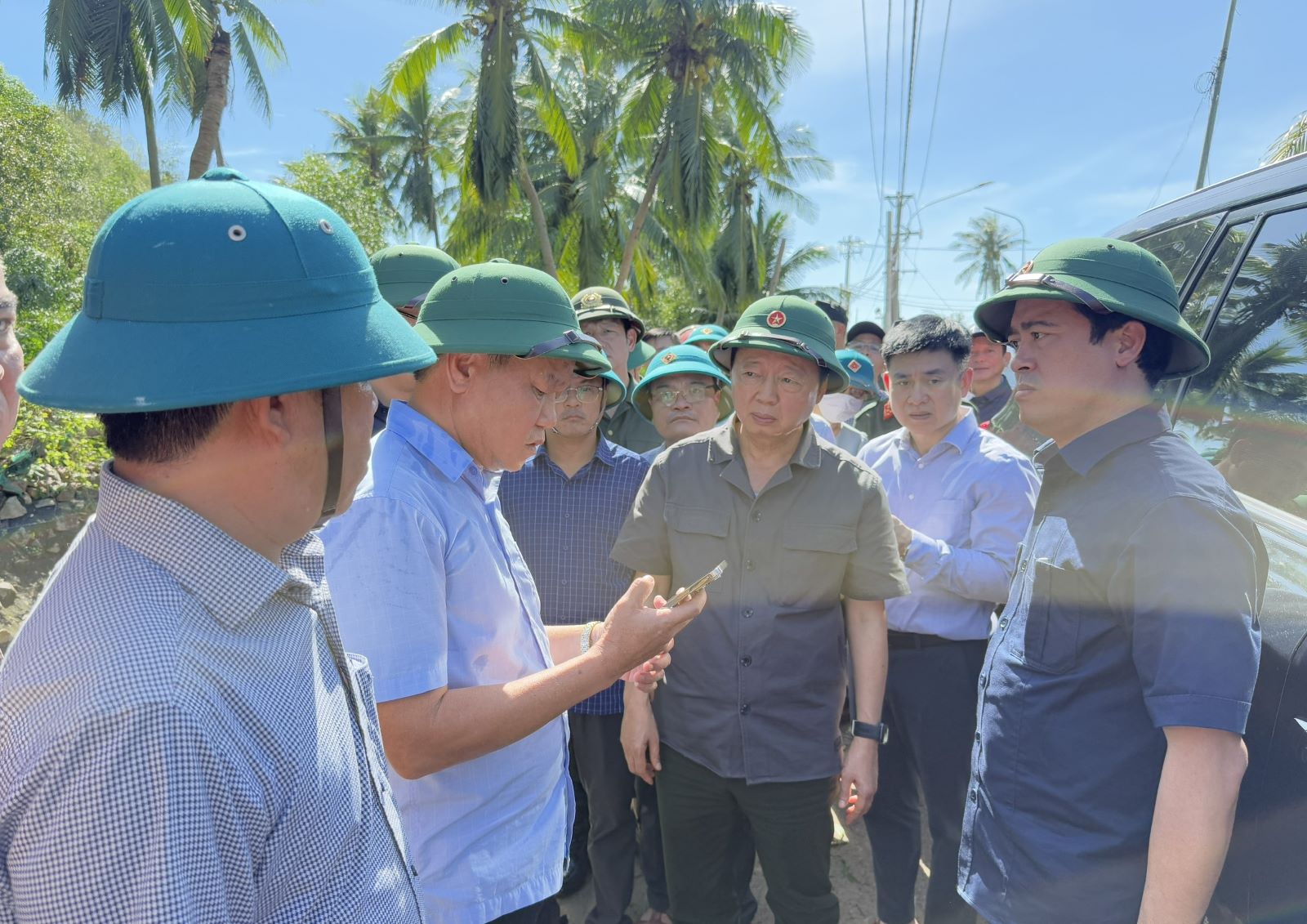 Tập trung triển khai các giải pháp khắc phục thiệt hại sau bão số 13