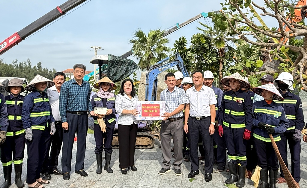 Phó Bí thư Thường trực Tỉnh ủy thăm, động viên công nhân vệ sinh môi trường làm việc sau bão