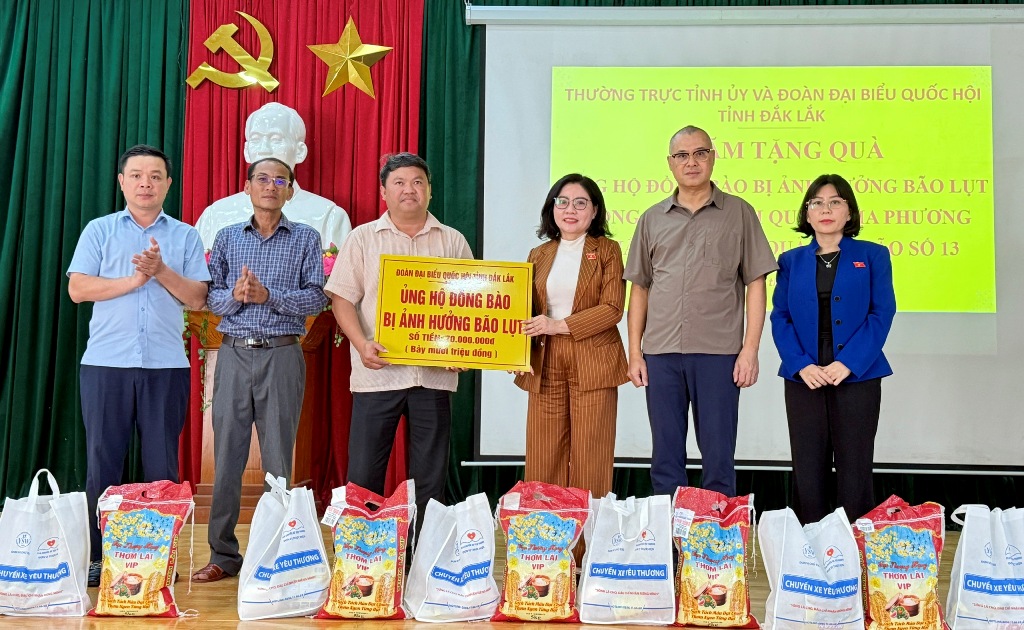Thường trực Tỉnh ủy và Đoàn đại biểu Quốc hội tỉnh thăm, tặng quà người dân bị ảnh hưởng bão số 13