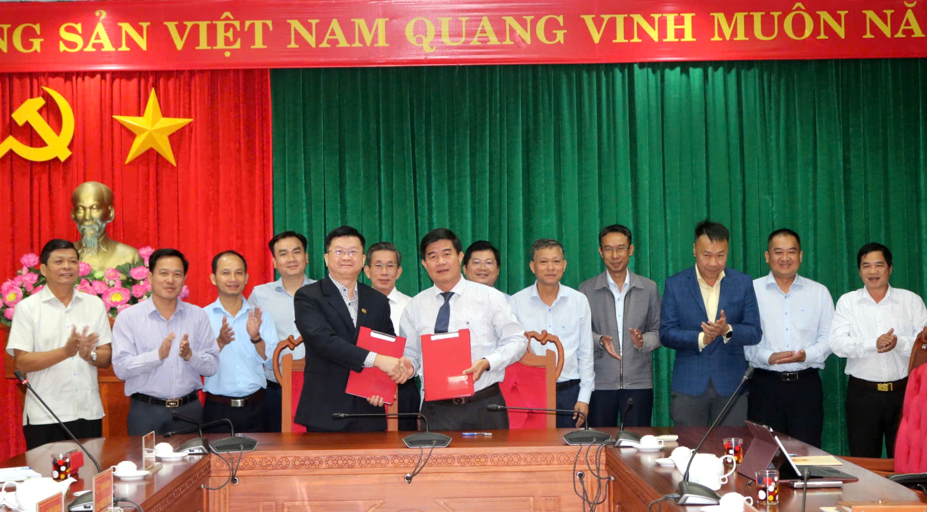 UBND tỉnh Đắk Lắk ký kết Thỏa thuận hợp tác với Đại học Kinh tế thành phố Hồ Chí Minh