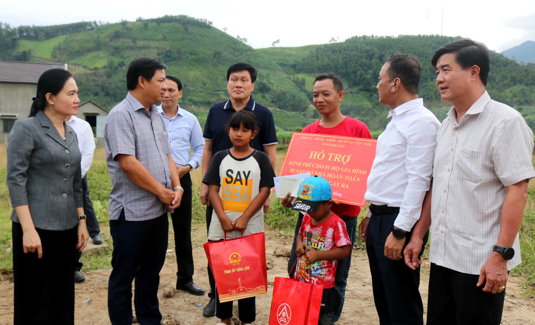 Bí thư Tỉnh ủy làm việc với Đảng ủy xã Phú Mỡ về công tác khắc phục thiệt hại sau bão số 13