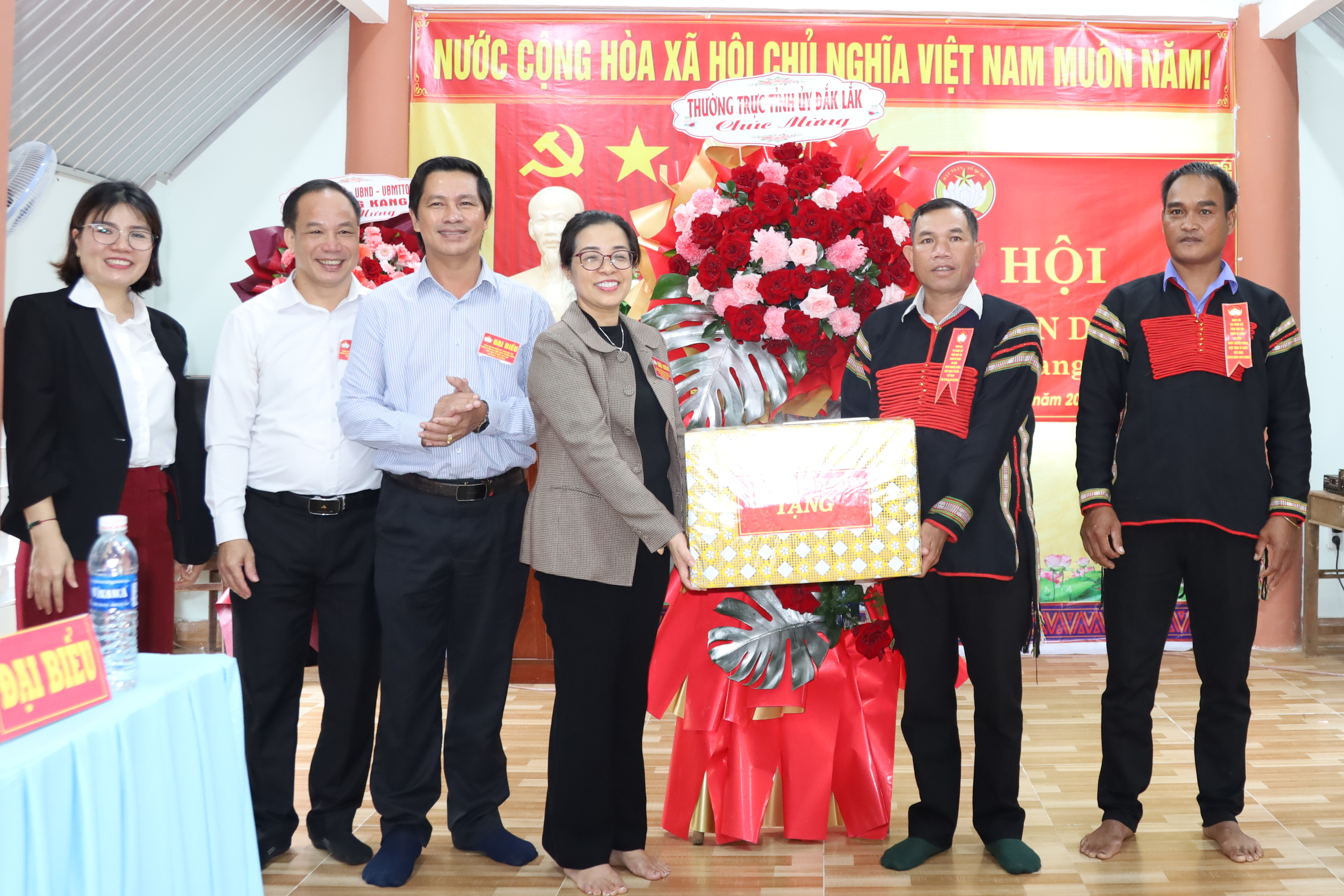 Phó Bí thư Tỉnh ủy Đắk Lắk Huỳnh Thị Chiến Hòa dự Ngày hội Đại đoàn kết toàn dân tộc tại buôn Cư Păm