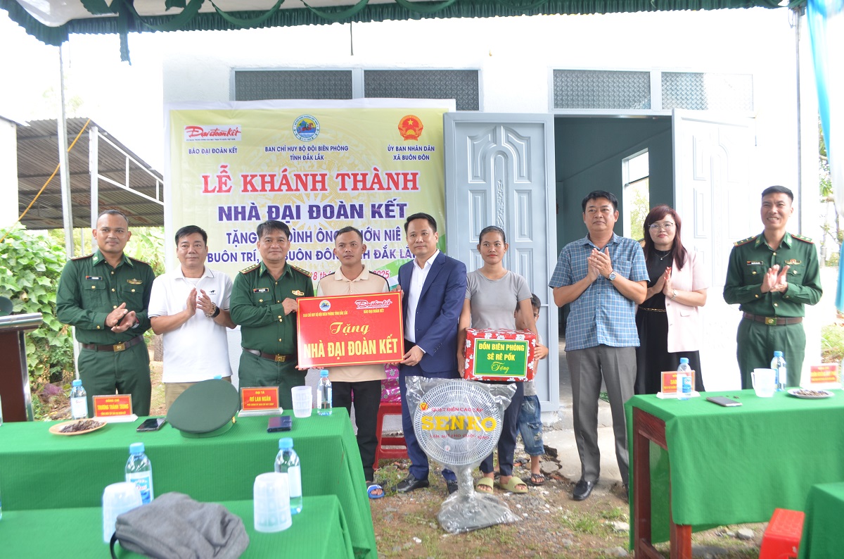 Khánh thành nhà Đại đoàn kết tặng gia đình hộ nghèo tại Buôn Đôn