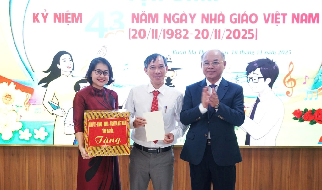 Phó Chủ tịch UBND tỉnh Trương Công Thái thăm và chúc mừng Trường THCS Phan Chu Trinh nhân ngày 20/11