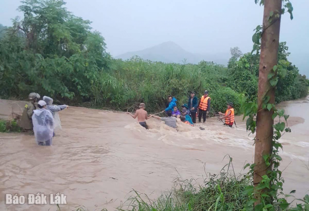 Tập trung ứng phó và kịp thời khắc phục hậu quả mưa lũ, ngập lụt, sạt lở đất, lũ quét trên địa bàn tỉnh