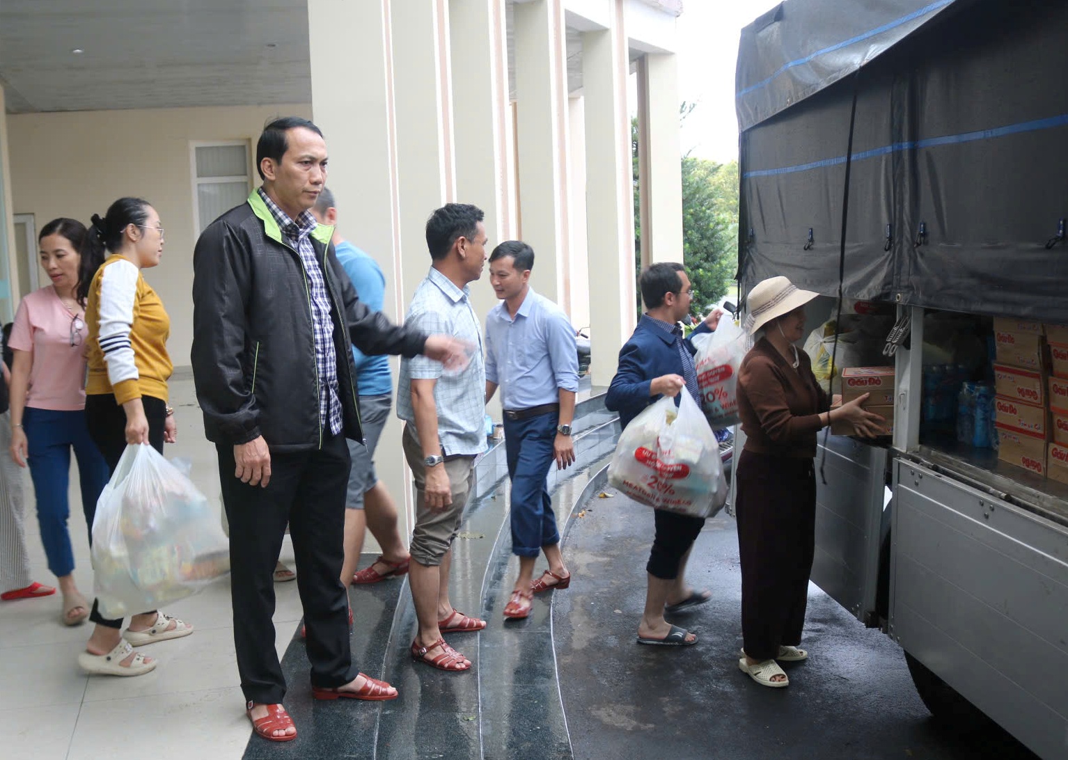 Tiếp nhận chuyến hàng ủng hộ đầu tiên hỗ trợ nhân dân vùng lũ Đắk Lắk