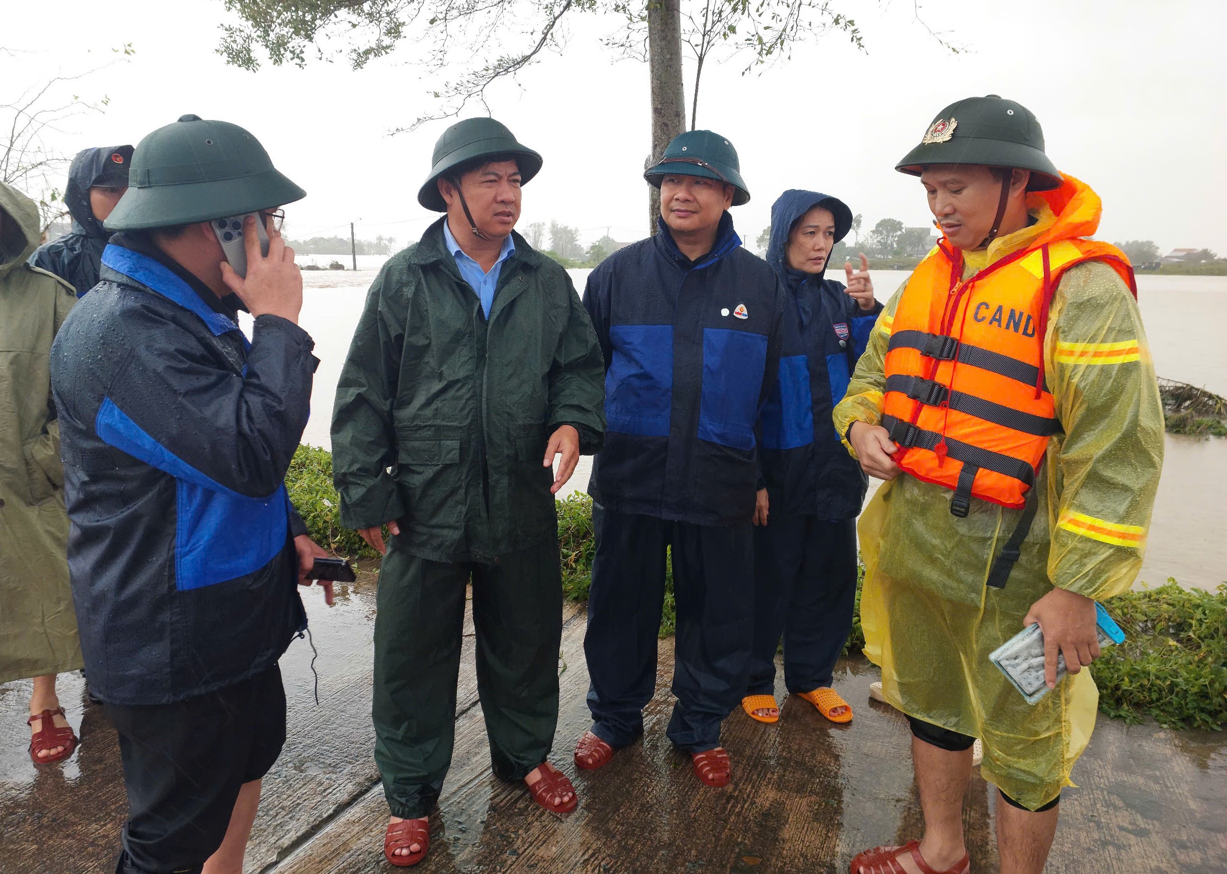 Bí thư Tỉnh ủy Đắk Lắk Lương Nguyễn Minh Triết trực tiếp chỉ huy cứu hộ tại thôn Phú Phong, xã Hòa Thịnh