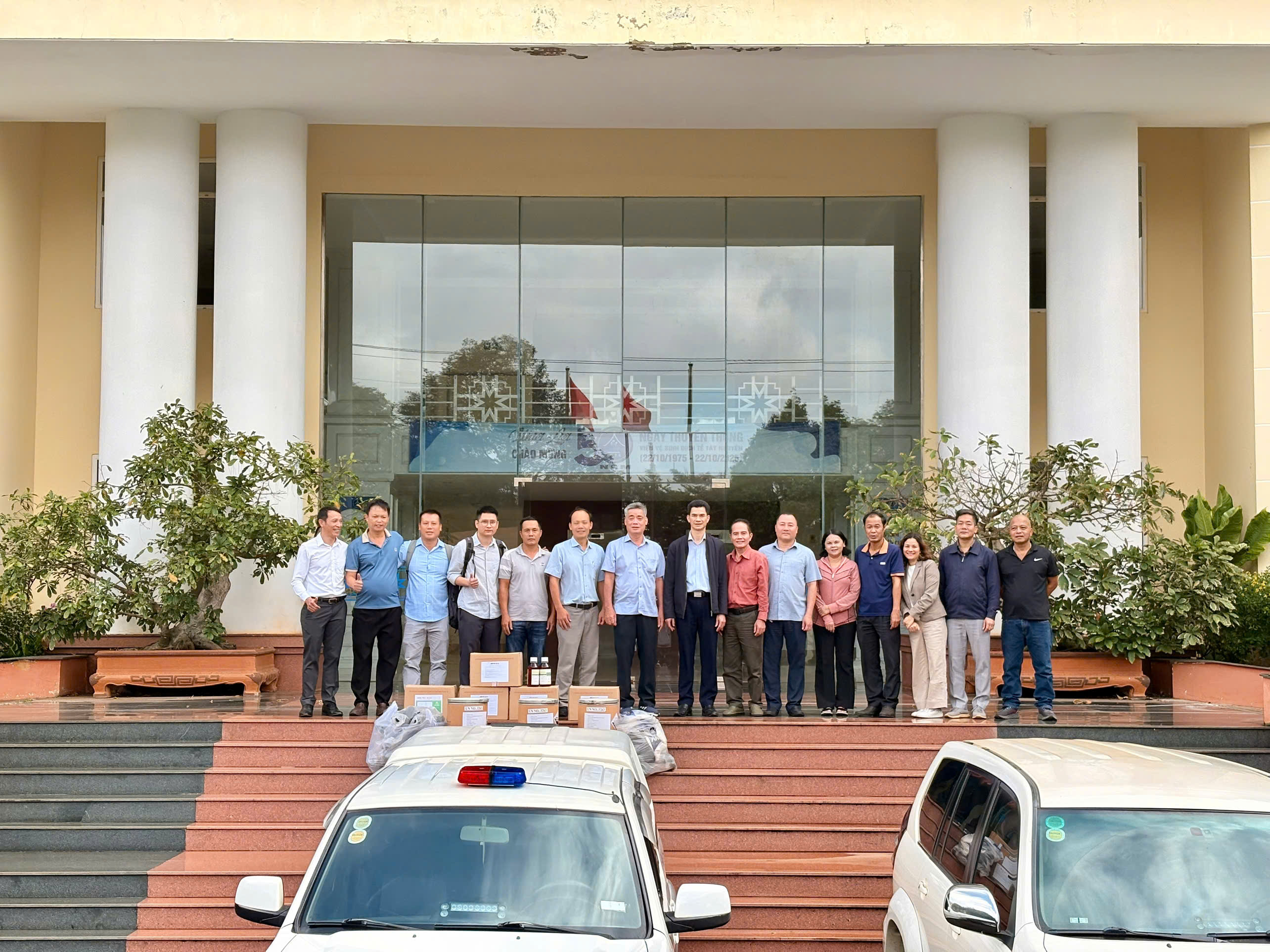 Viện Vệ sinh Dịch tễ Tây Nguyên cử 4 đoàn chuyên gia y tế khẩn cấp hỗ trợ các xã phía đông Đắk Lắk phòng chống dịch bệnh sau mưa lũ.