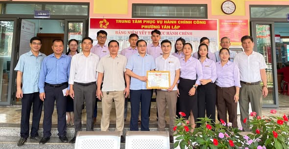 Khen thưởng Trung tâm Phục vụ Hành chính công phường Tân Lập vì dẫn đầu toàn tỉnh về dịch vụ công