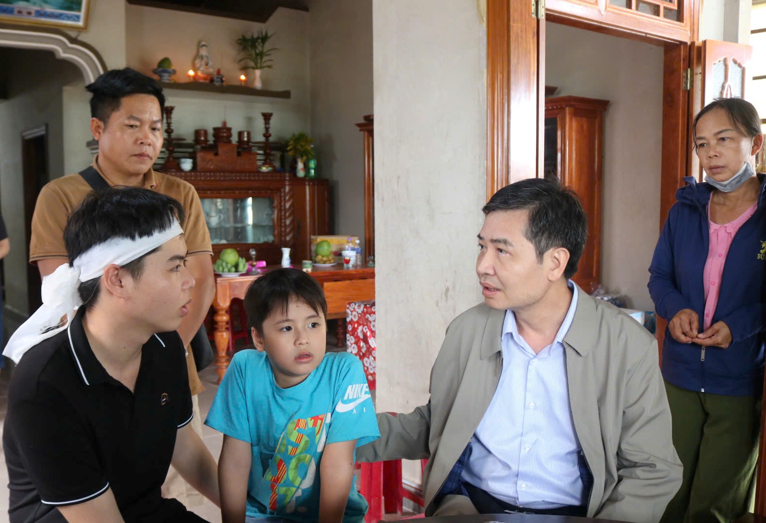 Chủ tịch UBND tỉnh Tạ Anh Tuấn thăm hỏi, chia buồn gia đình nạn nhân tử vong do lũ lụt