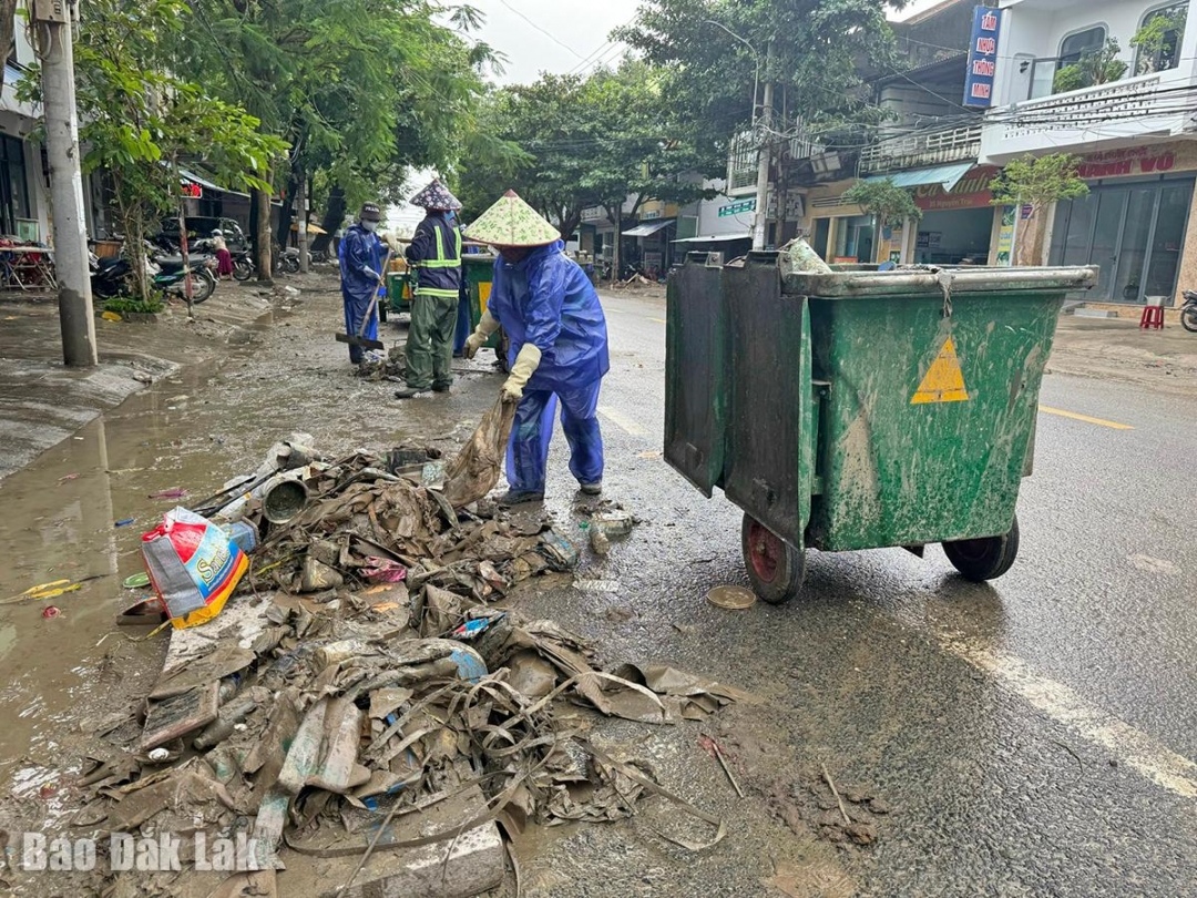 Ra quân tổng vệ sinh môi trường, khắc phục hậu quả sau mưa lũ trên địa bàn tỉnh Đắk Lắk