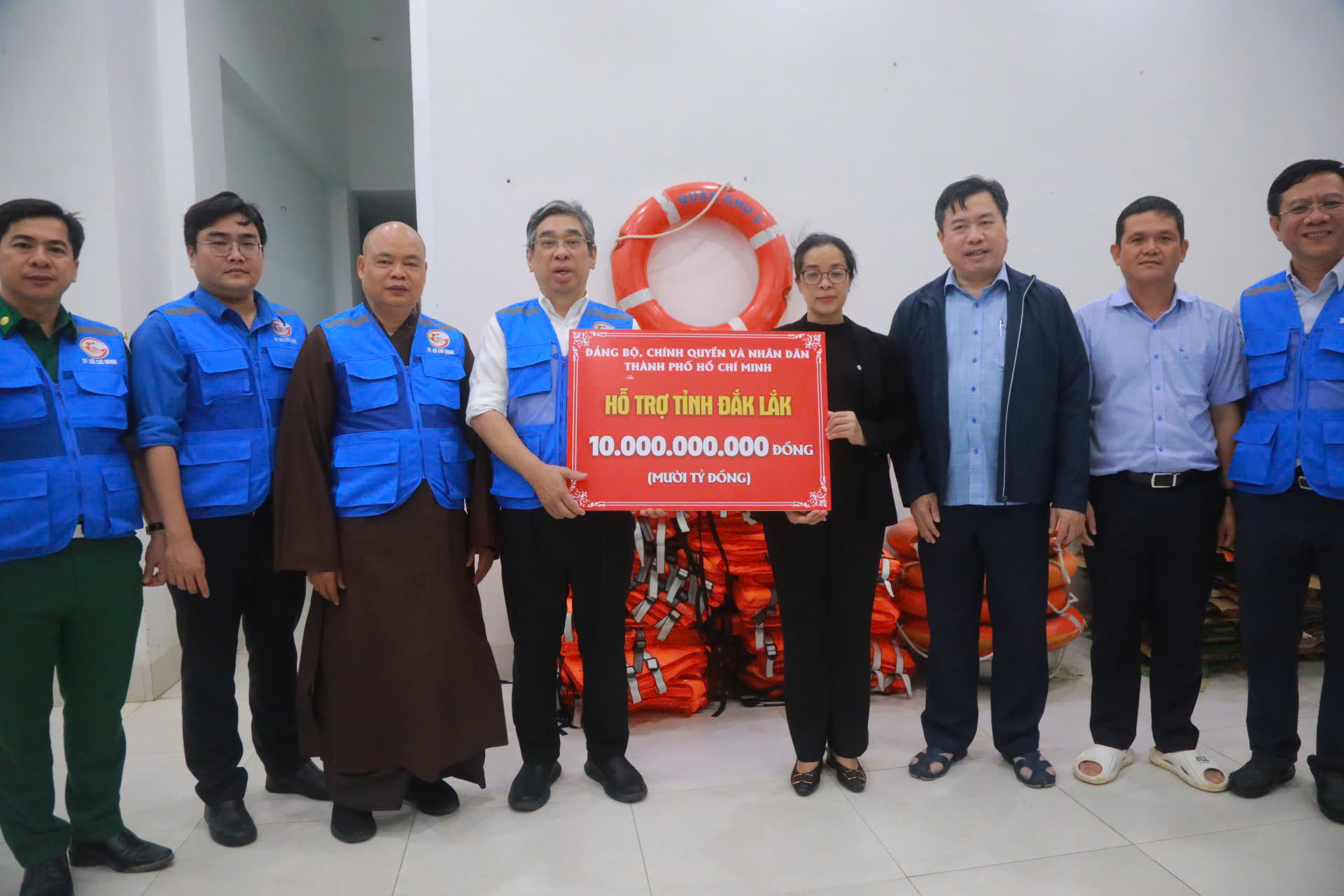 Thành phố Hồ Chí Minh hỗ trợ 10 tỷ đồng và 500 tấn hàng hóa cho người dân vùng lũ lụt Đắk Lắk