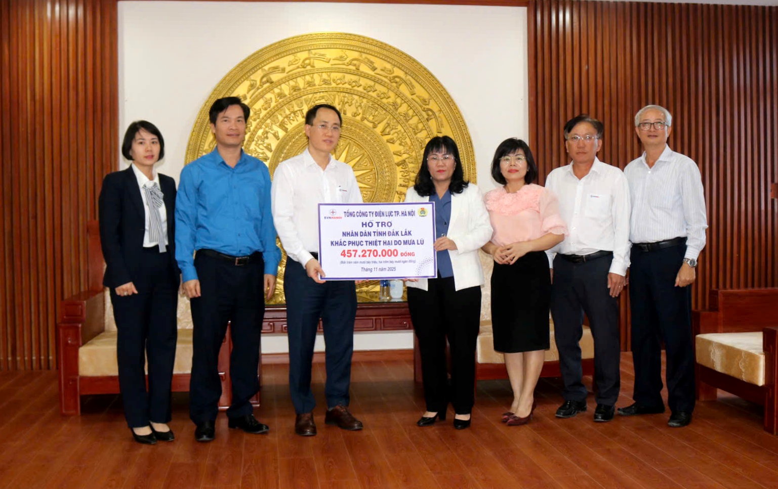 Tổng công ty Điện lực TP. Hà Nội trao tiền hỗ trợ nhân dân tỉnh Đắk Lắk khắc phục thiệt hại