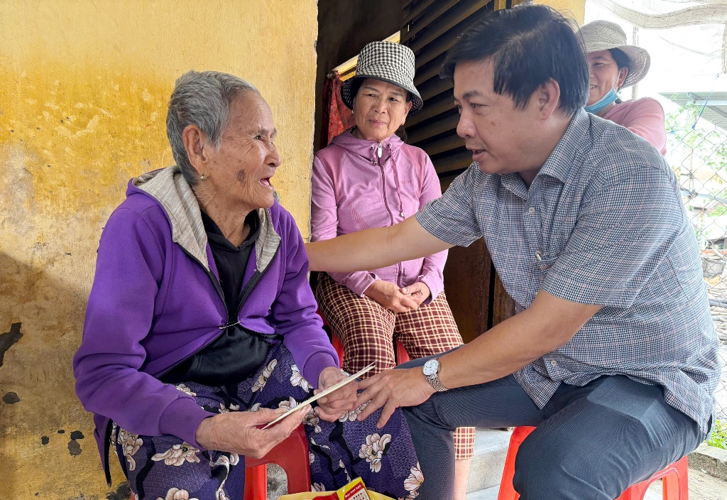 Bí thư Tỉnh ủy Lương Nguyễn Minh Triết thăm hỏi gia đình bị thiệt hại do mưa lũ ở xã Tuy An Nam