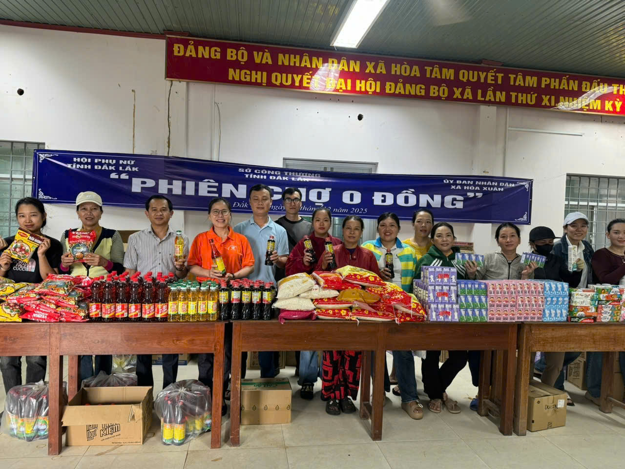 "Phiên chợ 0 đồng" hỗ trợ 500 suất hàng thiết yếu cho hộ dân xã Hòa Xuân