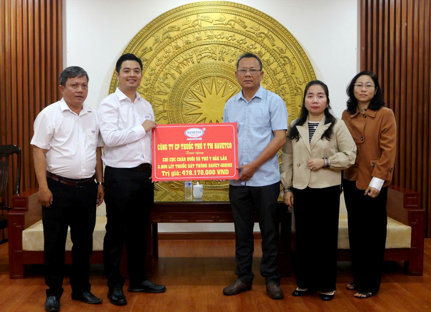 Navetco trao tặng 3.000 lít thuốc sát trùng hỗ trợ Đắk Lắk khắc phục thiên tai