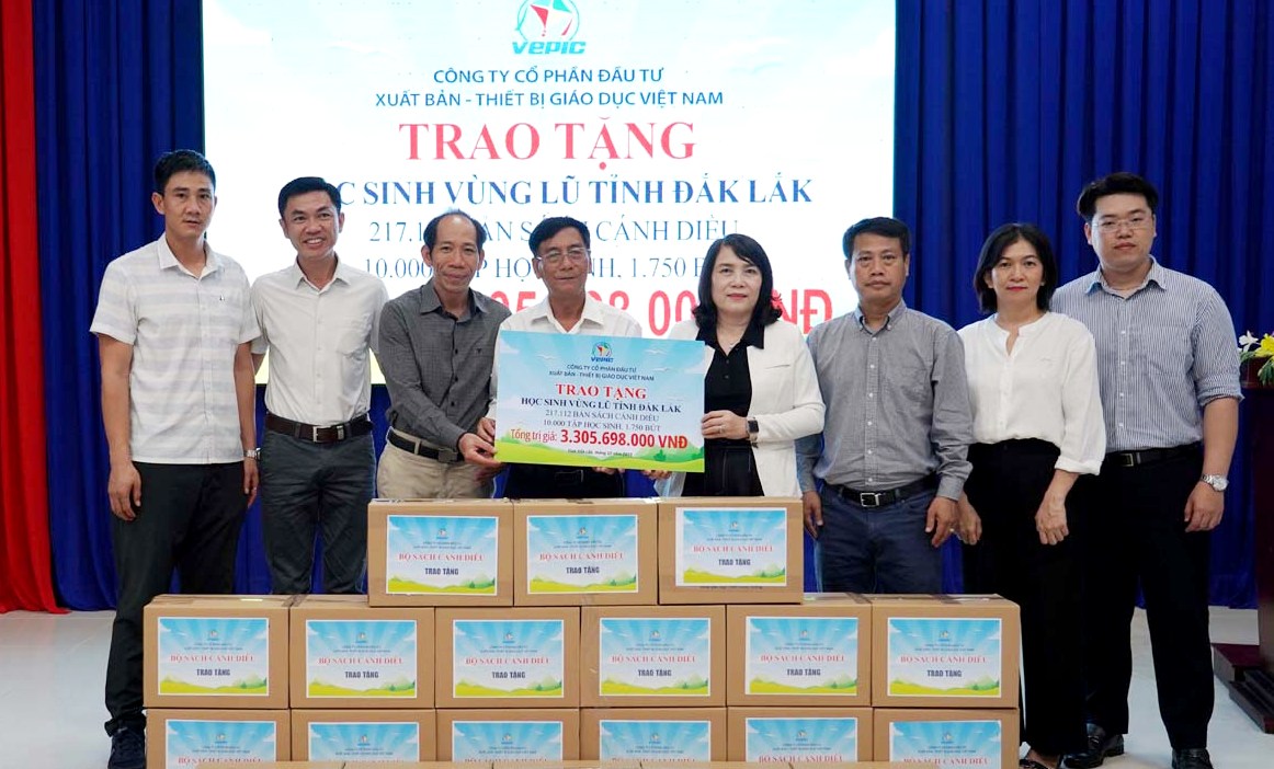 Tặng hơn 217.000 bản sách giáo khoa Cánh Diều cho học sinh vùng lũ Đắk Lắk