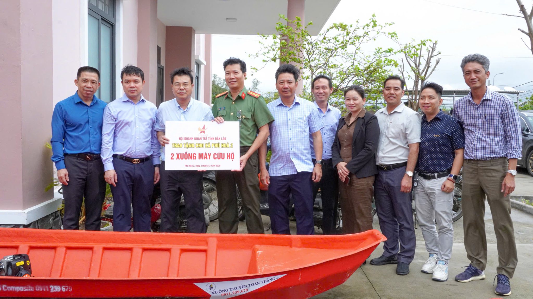 Trao 2 xuồng cứu hộ và 50 triệu đồng giúp xã Phú Hòa 2 phục hồi sau mưa lũ