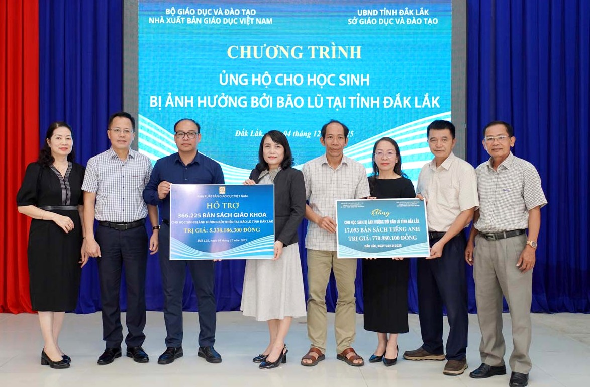 Trao tặng hơn 383.000 bản sách giáo khoa và sách tiếng Anh hỗ trợ học sinh vùng lũ