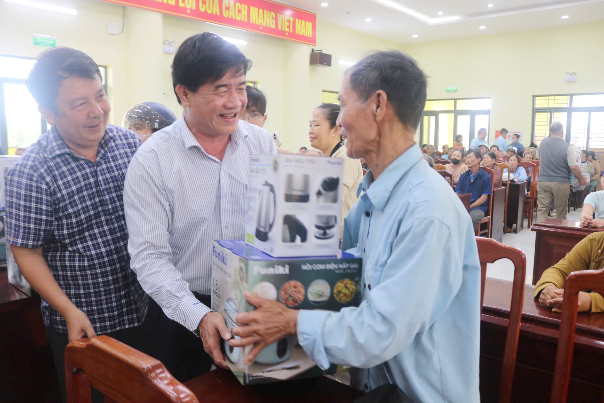 Tập đoàn Hòa Phát trao hỗ trợ đợt 2 cho các hộ dân và đơn vị bị thiệt hại do thiên tai