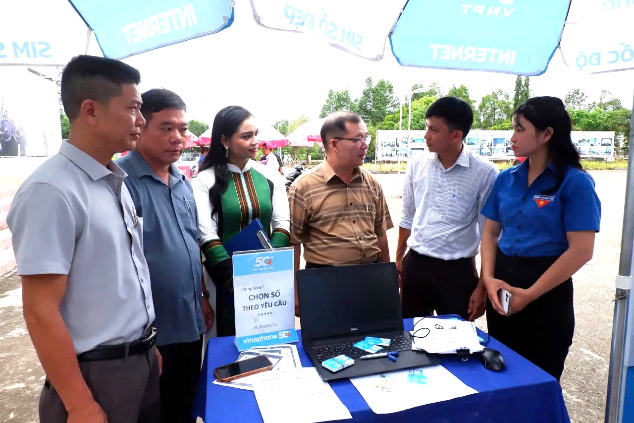 Xã Ea Wer  quyết tâm xóa "vùng lõm” sóng giúp người dân làm quen với kinh tế số