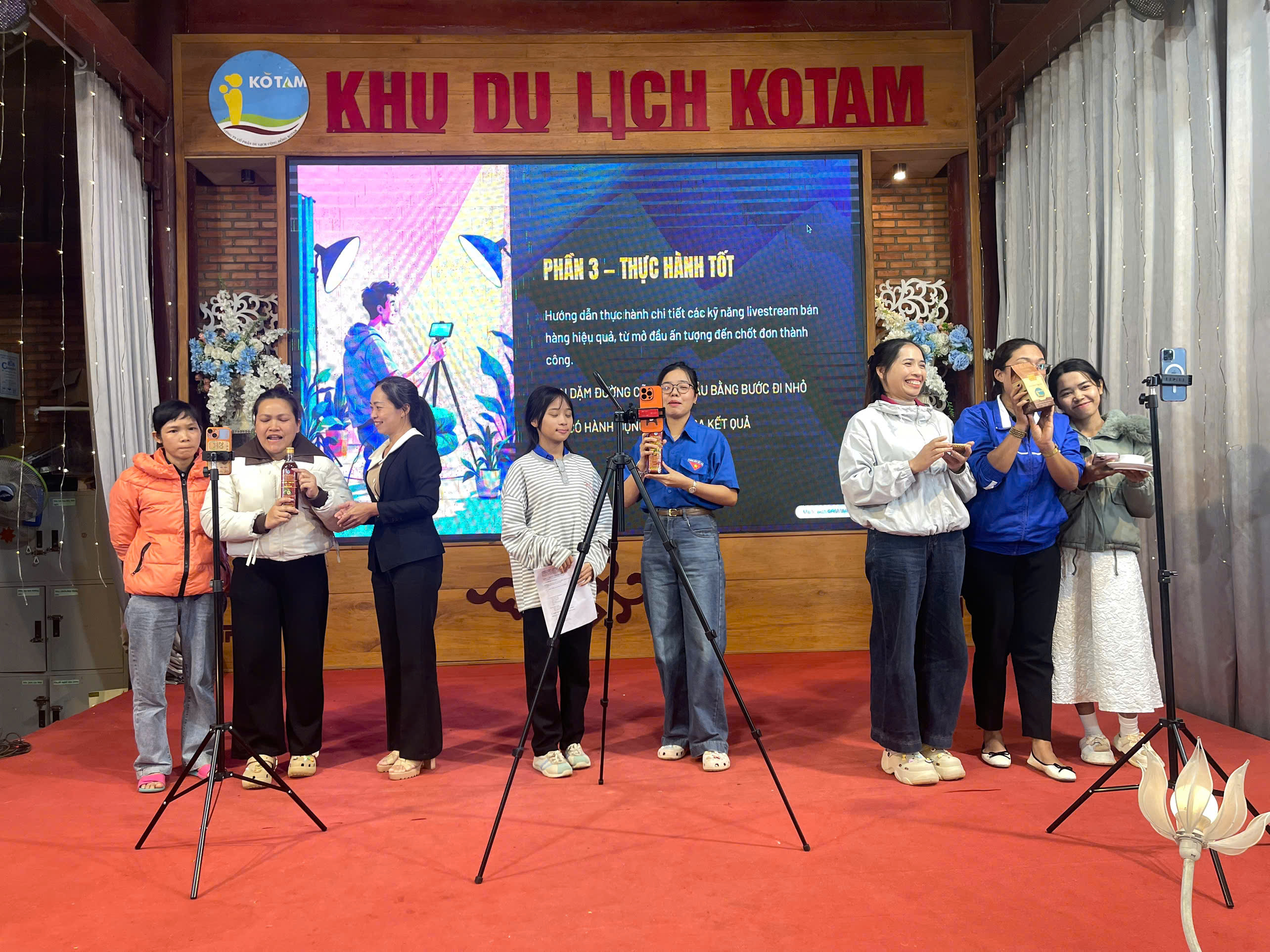Phường Tân Lập tập huấn kỹ năng số cho cán bộ, hỗ trợ người dân tham gia bán hàng trực tuyến