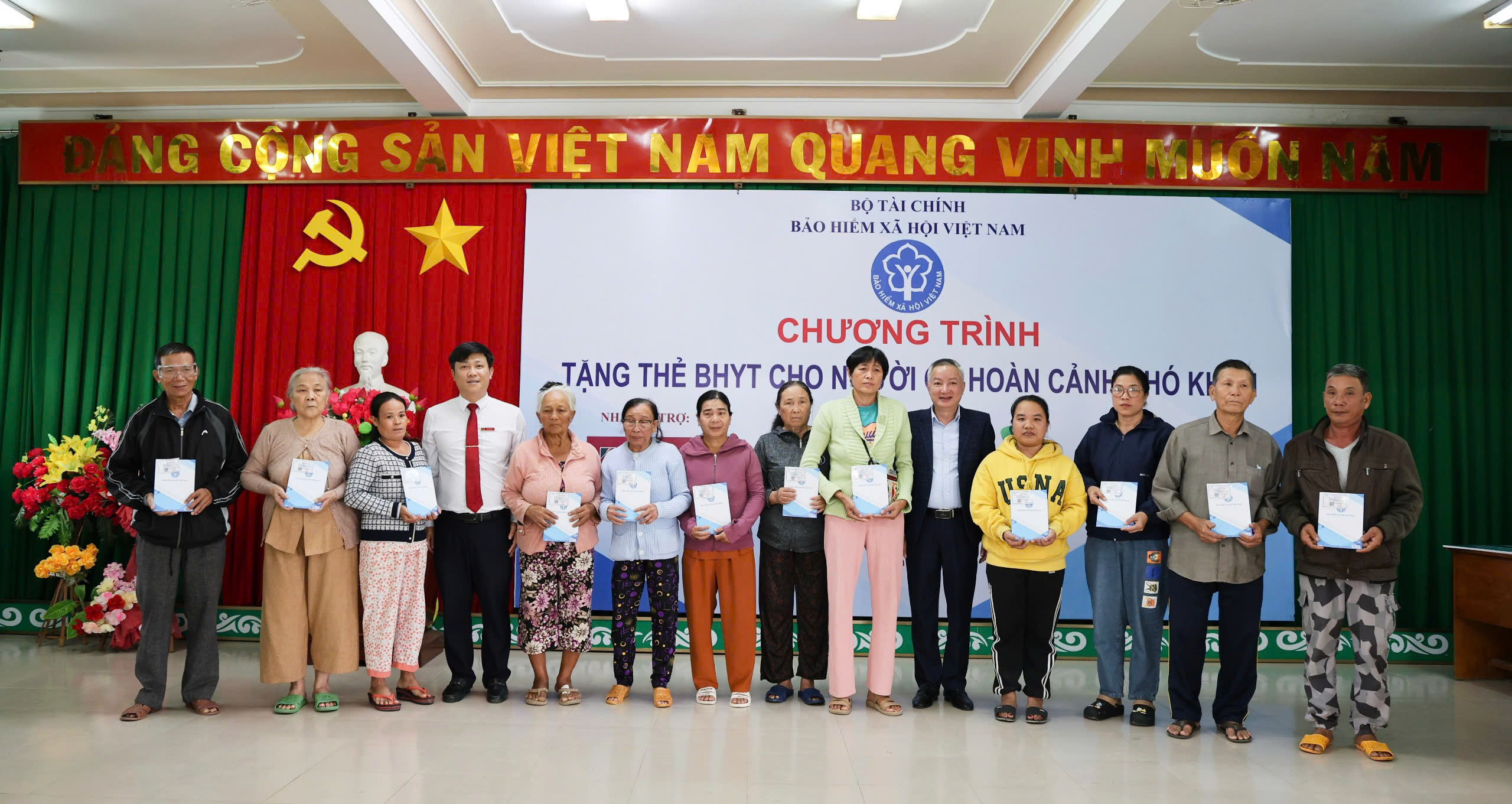 Agribank Chi nhánh Đắk Lắk đồng hành trao 475 thẻ Bảo hiểm y tế cho người dân