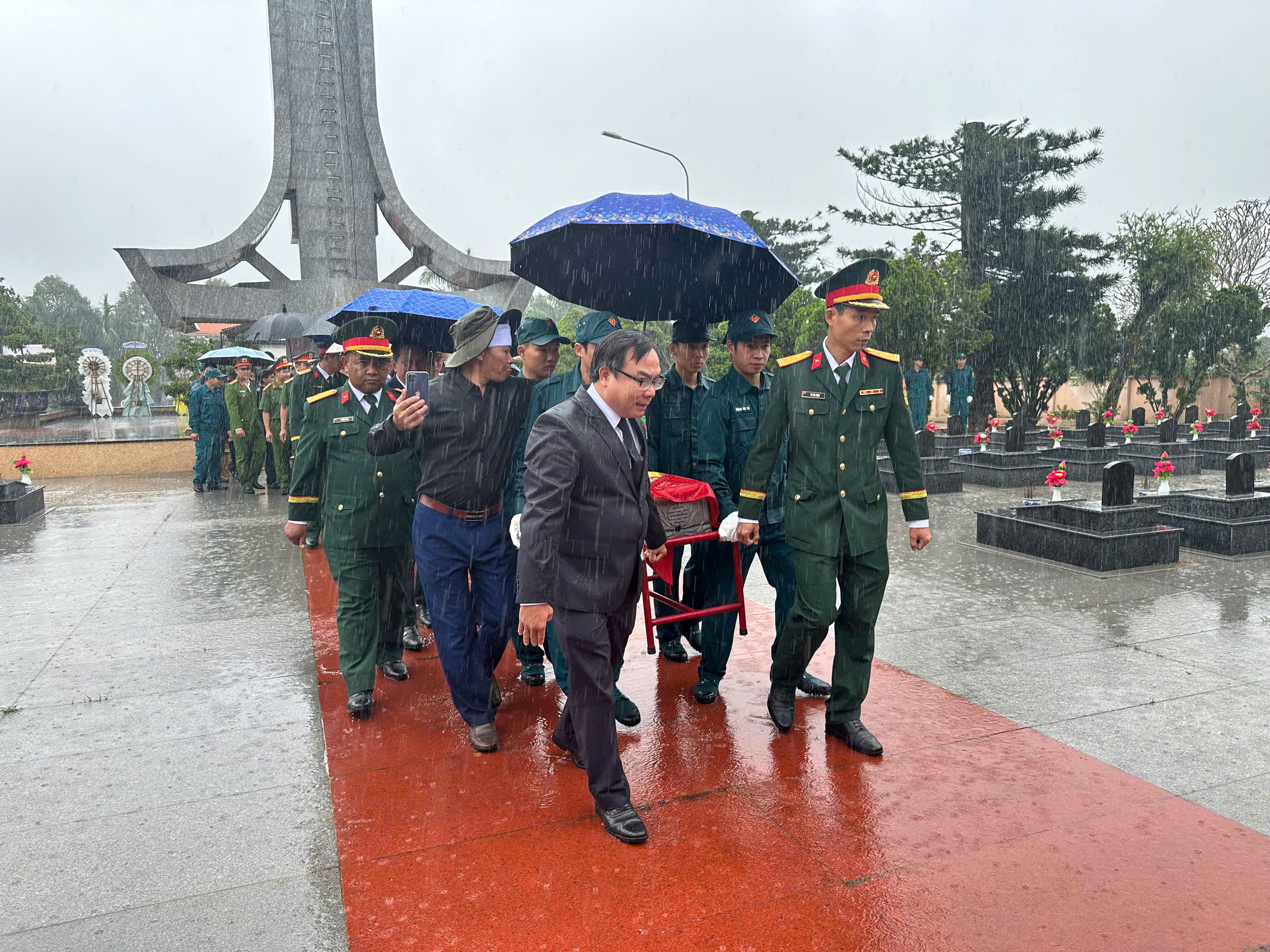 Lễ truy điệu và an táng hài cốt liệt sĩ tại xã Ea Kar