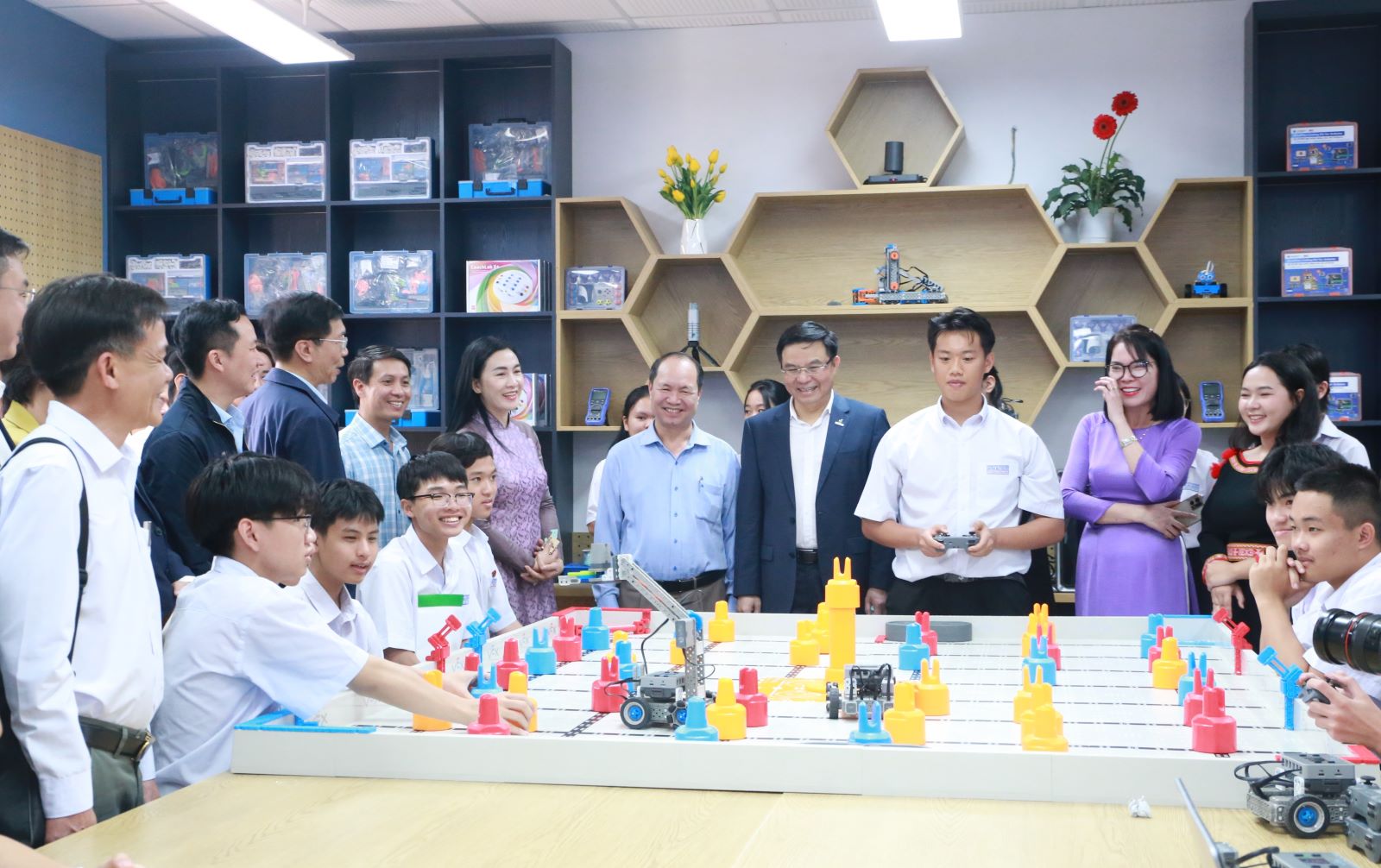 Khánh thành Phòng thực hành Giáo dục STEM tại Trường THPT Buôn Ma Thuột