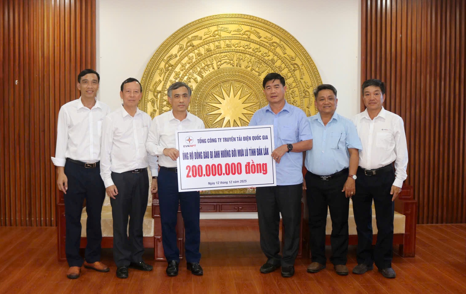 Tổng công ty Truyền tải điện Quốc gia hỗ trợ 200 triệu đồng khắc phục hậu quả mưa lũ