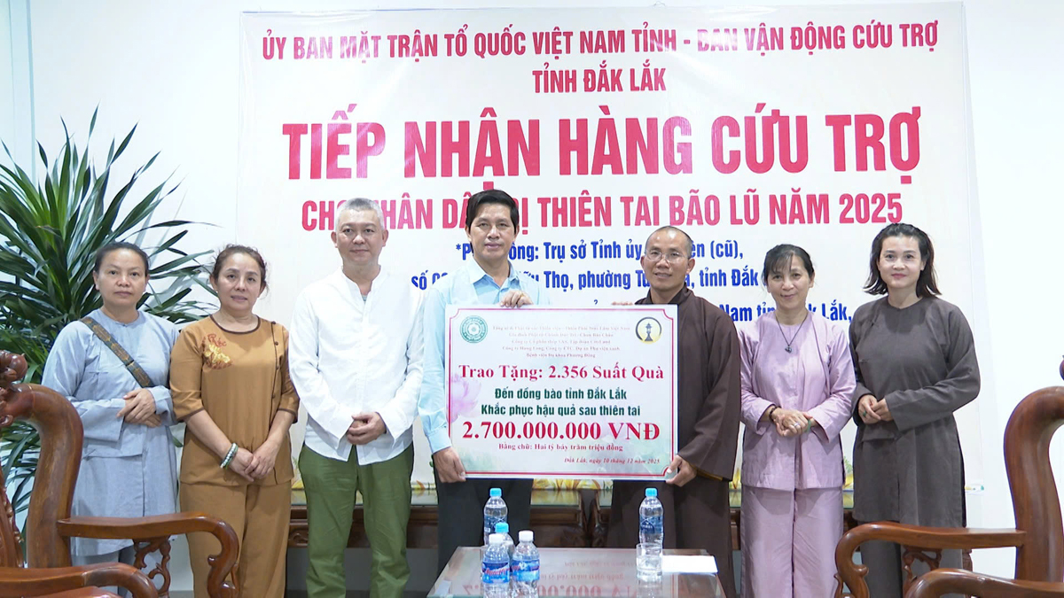 Tiếp nhận quà trị giá 2,7 tỷ đồng hỗ trợ nhân dân bị ảnh hưởng do lũ lụt