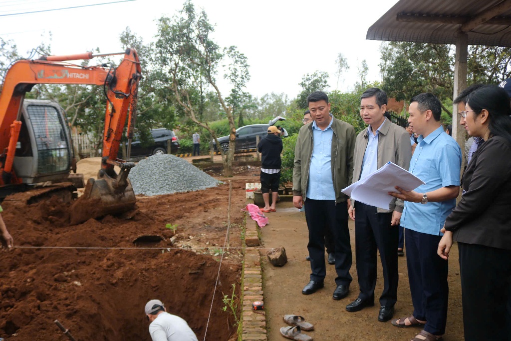 Chủ tịch UBND tỉnh kiểm tra tiến độ xây dựng nhà ở cho người dân bị thiệt hại do thiên tai
