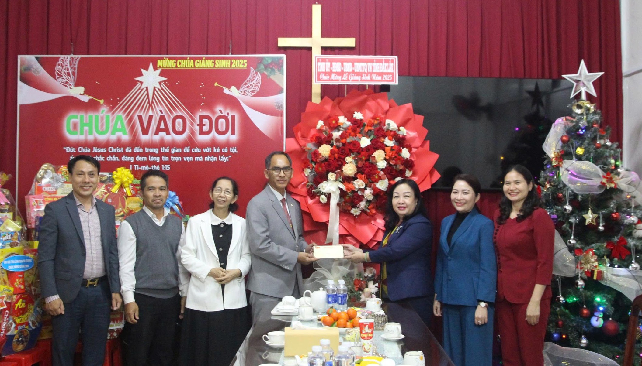 Phó Bí thư Thường trực Tỉnh ủy, Chủ tịch HĐND tỉnh Đắk Lắk Cao Thị Hòa An thăm, chúc mừng Giáng sinh tại hai chi hội Tin lành